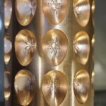 Cylindre bronze gravée en cours d'usinage oeuf de pâques