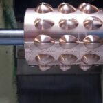 Cylindre bronze gravée en cours d'usinage